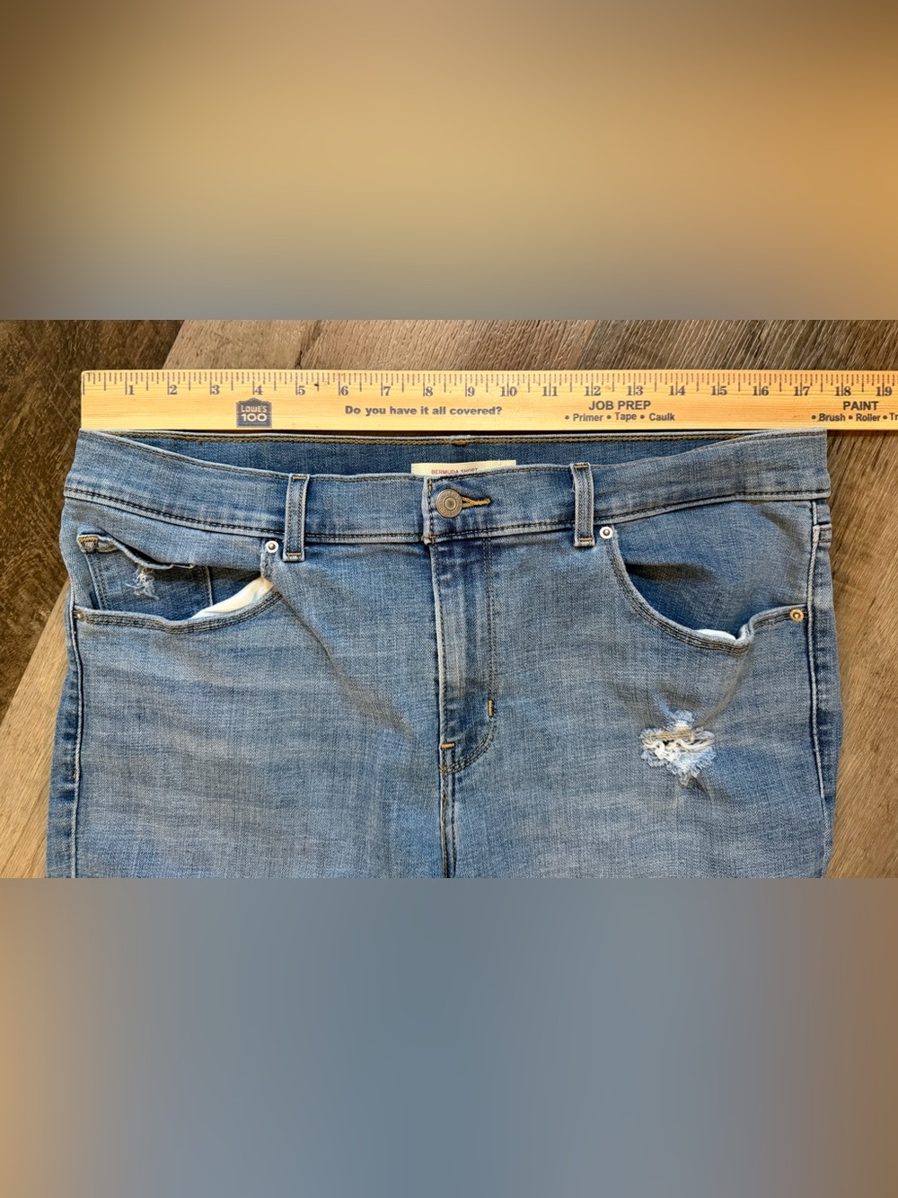 LEVIโS Womenโs Distressed Bermuda Stretch Shorts Size 32 - Picture 13 of 14